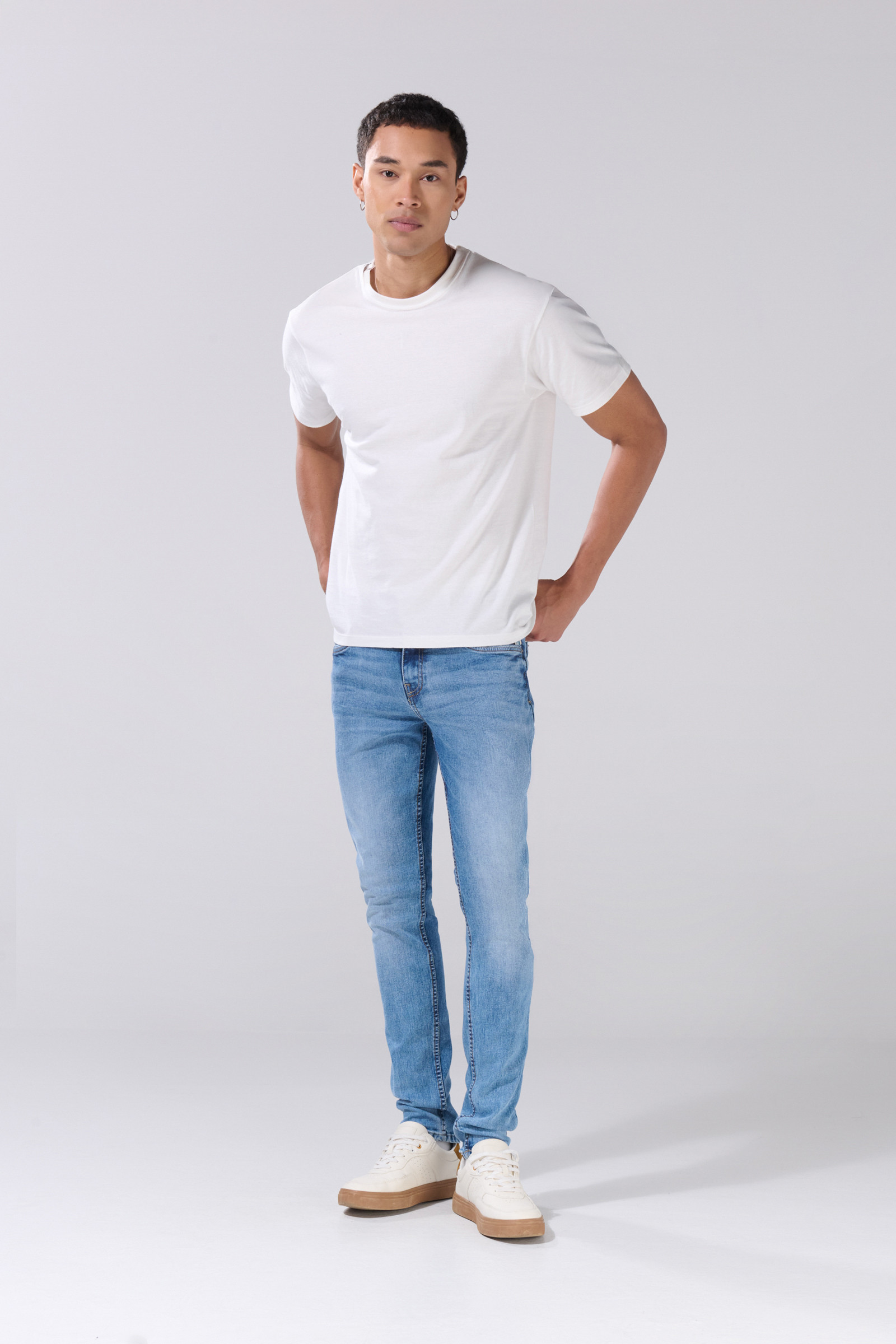 Jean azul claro skinny con desgastes ligeros y tiro bajo