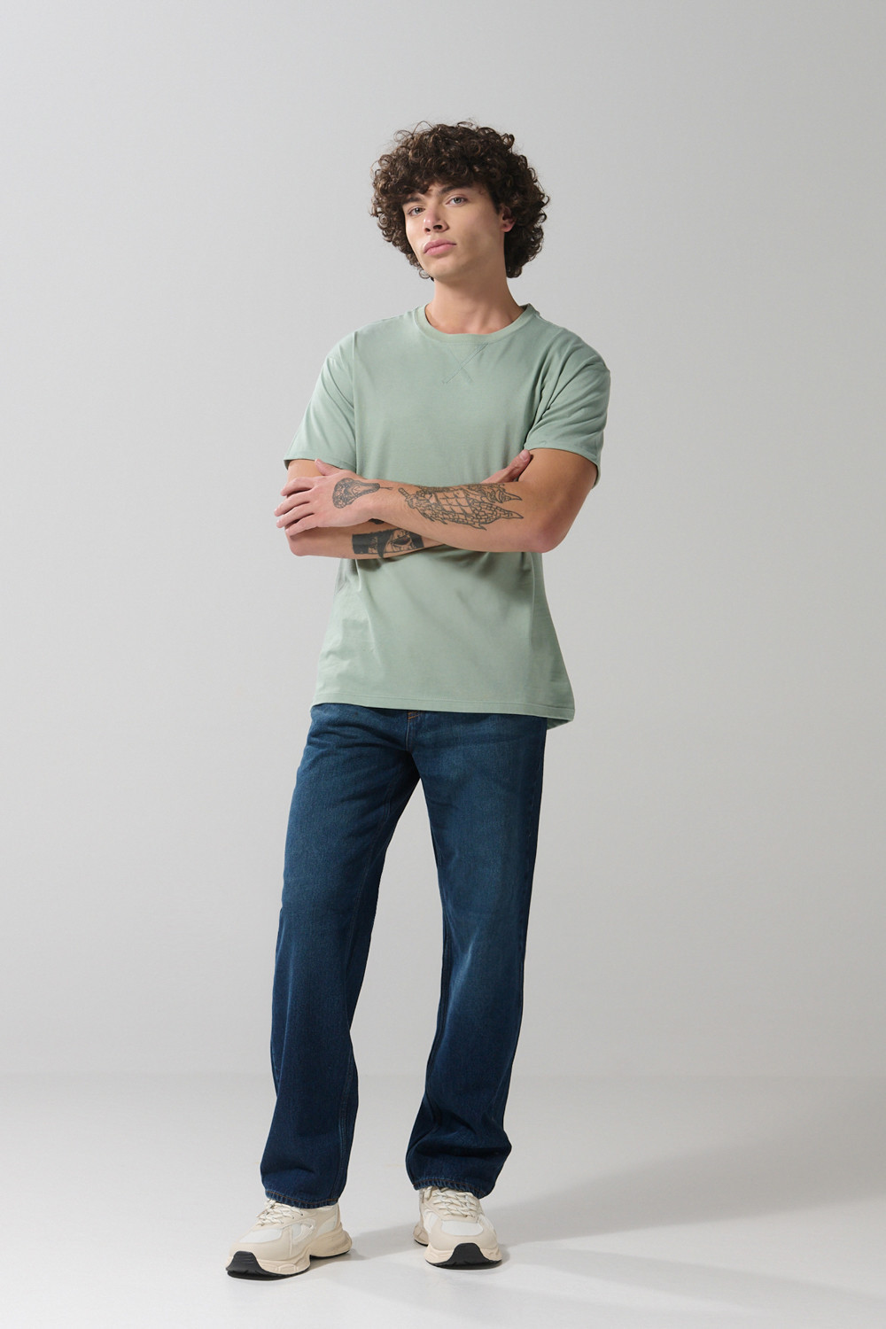 Jean azul oscuro baggy con bota ancha y tiro medio