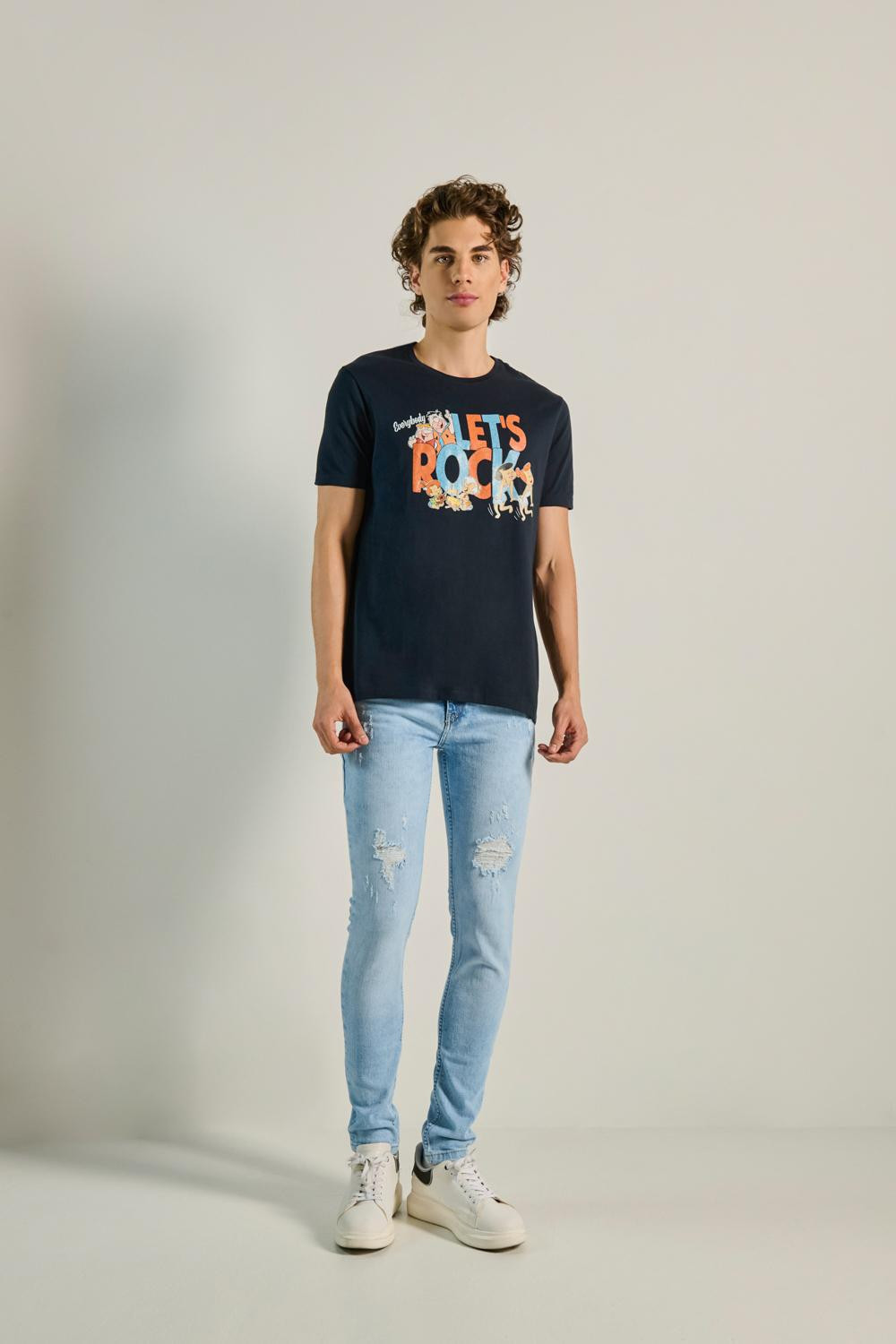 Jean skinny azul claro con rotos delanteros y tiro bajo