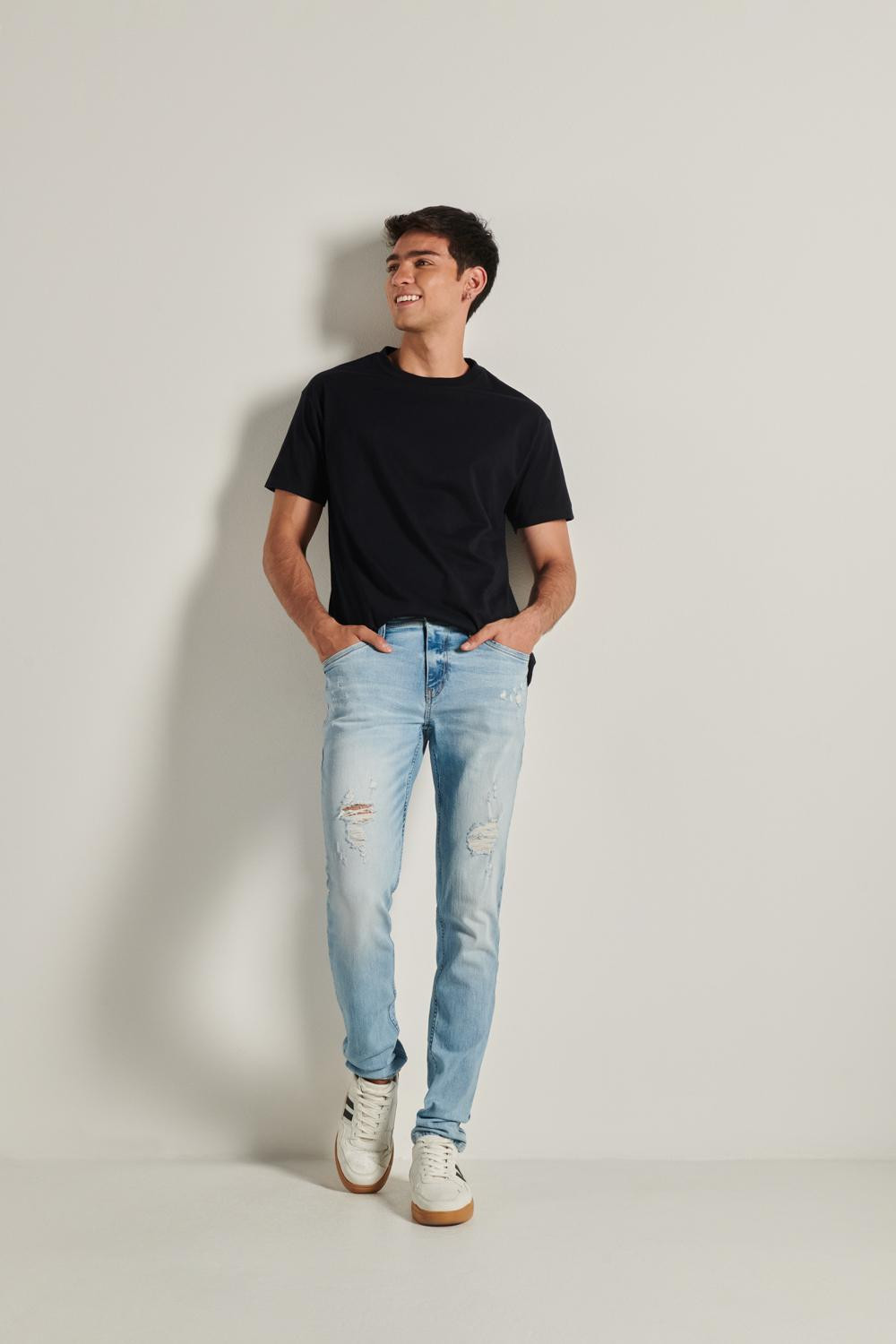 Jean tiro bajo skinny azul claro con rotos y ajuste ceñido
