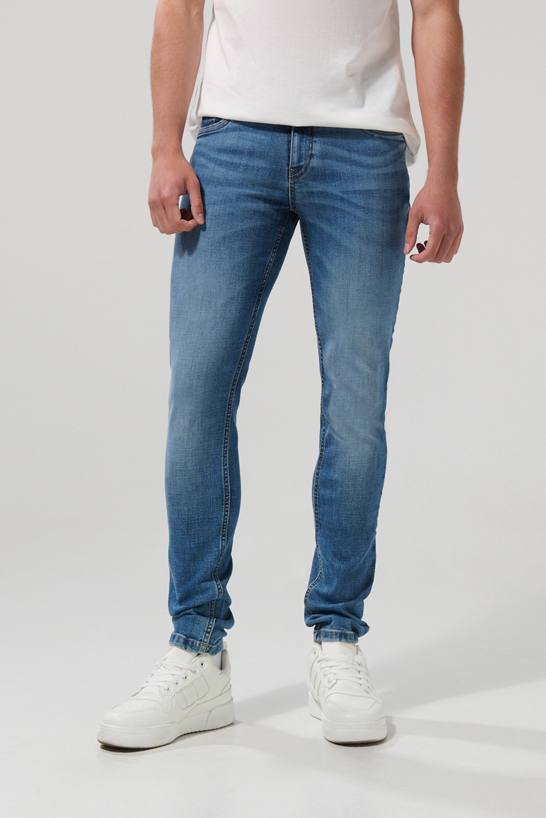 Jean skinny azul oscuro para hombre cuenta con cierre delantero con cremallera oculta, tiro bajo, ligeros desgastes localizados, 5 bolsillos funcionales y una silueta ceñida al cuerpo. Esta prenda es perfecta para combinar con camisas y tenis, su estilo moderno será ideal para lucir en tus planes diarios o de fin de semana.