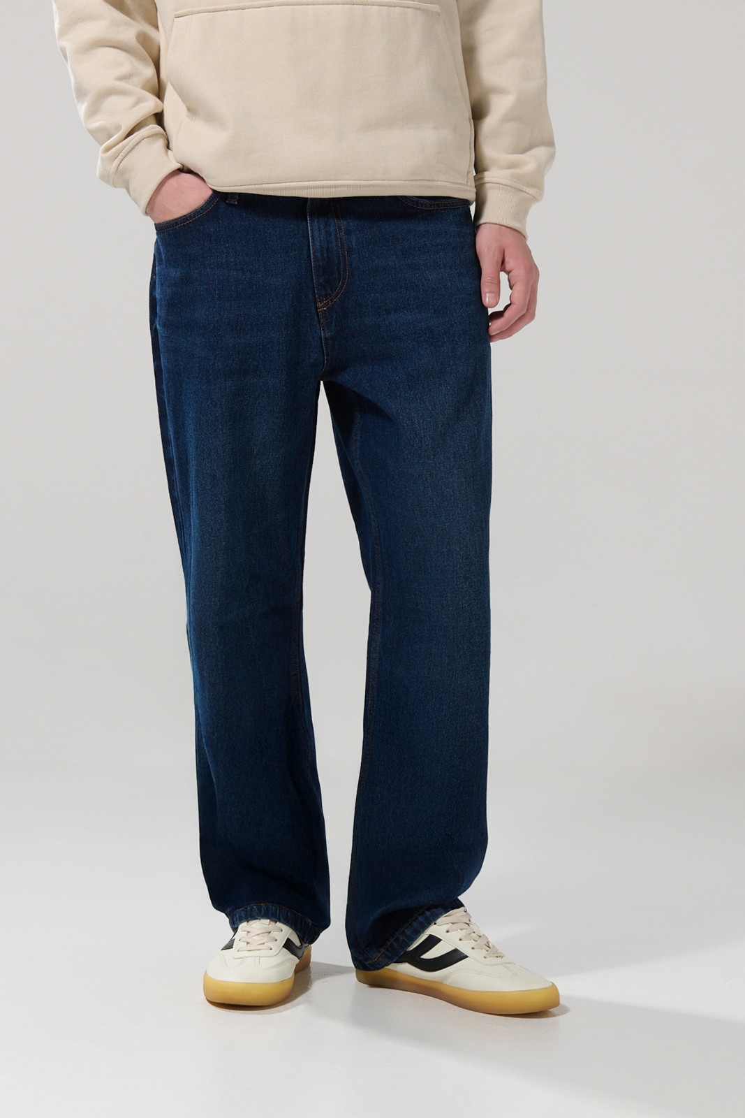 Jean tiro medio azul oscuro baggy con bota ancha