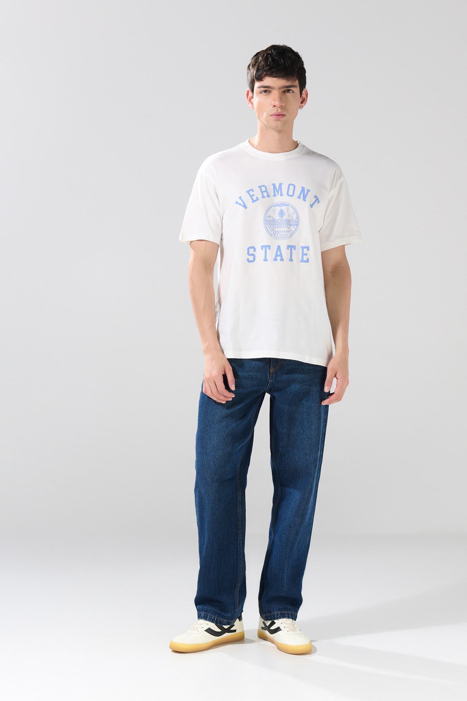 Jean tiro medio azul oscuro tipo baggy con bota ancha